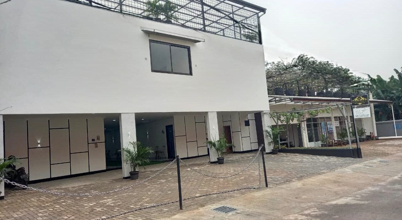 Create a high-resolution, highly detailed image of a cozy hotel room featuring a standard single bed setup (20 m²), showcasing amenities such as a water heater and free WiFi. Include soft morning light streaming through a window, highlighting the inviting atmosphere. The room should look comfortable for two people, with a welcoming feel and tasteful decor. Additionally, add a glimpse of a swimming pool and garden in the background, bathed in natural light. Ensure the image is in sharp focus to capture the small details, creating an enticing visual representation for a blog post about affordable hotel accommodations in South Jakarta.