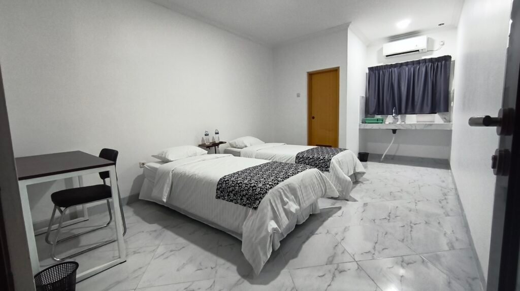 Kamar dengan kasur 2 dan fasilitas yang keren