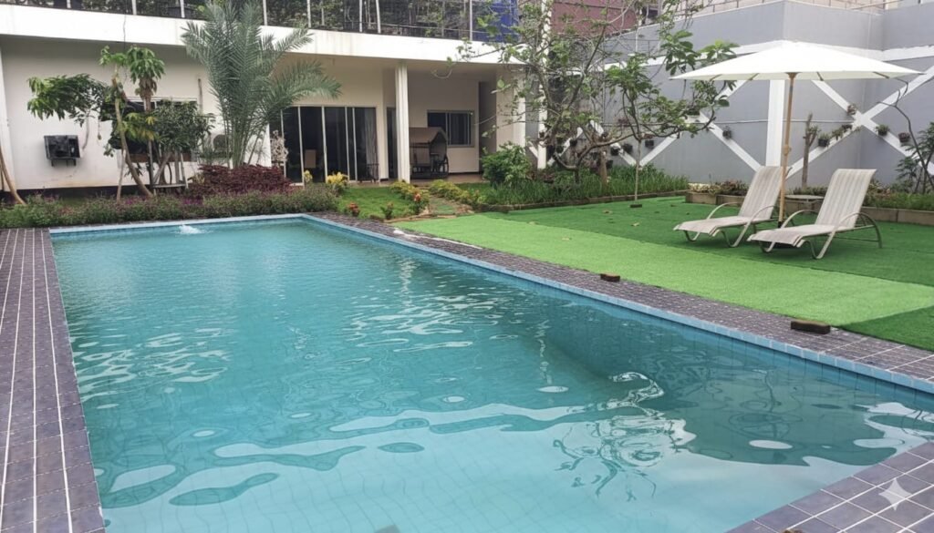 Kolam dengan pemandangan yang menabjubkan dengan tanaman yang meyejukkan mata